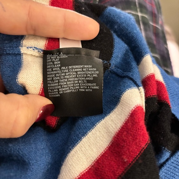 Uniqlo Multicolor Striped Crewneck Sweater
100% Wool - Picture 6 of 6